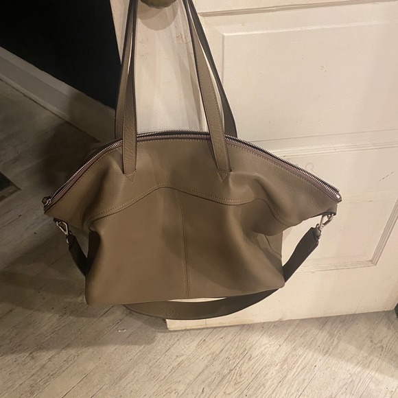 Vince camuto pebble taupe bag size 18/14 GC perfect for back to SCHOOL - Picture 9 of 16